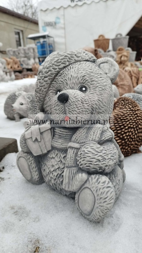 Figurka betonowa donica MIŚ świąteczny niedźwiadek z prezentem 30 cm.