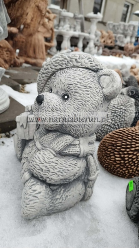 Figurka betonowa donica MIŚ świąteczny niedźwiadek z prezentem 30 cm.