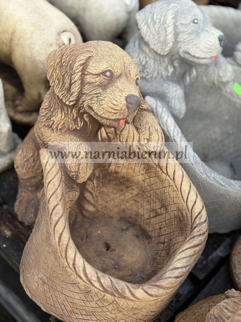 Figurka betonowa donica PIES LABRADOR Z KOSZEM 23 cm.
