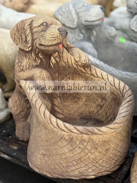 Figurka betonowa donica PIES LABRADOR Z KOSZEM 23 cm.