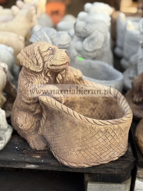 Figurka betonowa donica PIES LABRADOR Z KOSZEM 23 cm.