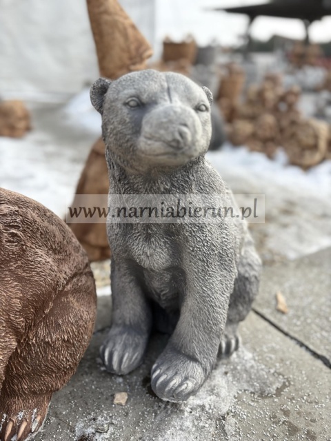 Figurka ogrodowa betonowa NIEDŹWIEDŹ siedzący MIŚ 40 cm.