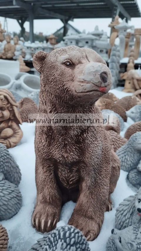 Figurka ogrodowa betonowa NIEDŹWIEDŹ siedzący MIŚ 40 cm.