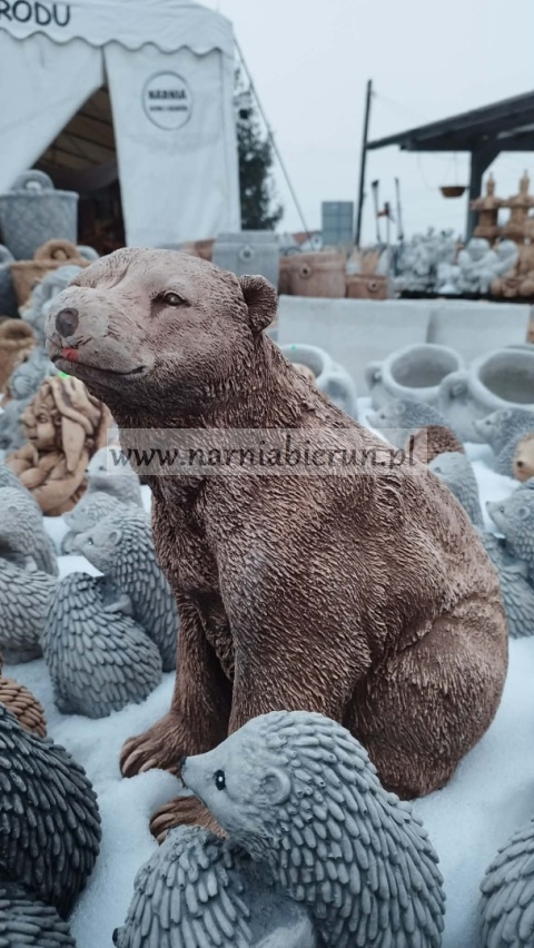 Figurka ogrodowa betonowa NIEDŹWIEDŹ siedzący MIŚ 40 cm.