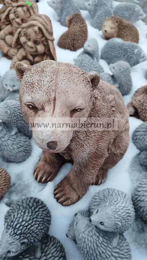 Figurka ogrodowa betonowa NIEDŹWIEDŹ siedzący MIŚ 40 cm.