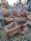 Figurka ogrodowa betonowa SKRZAT KRASNAL Z TACZKĄ 36 cm.