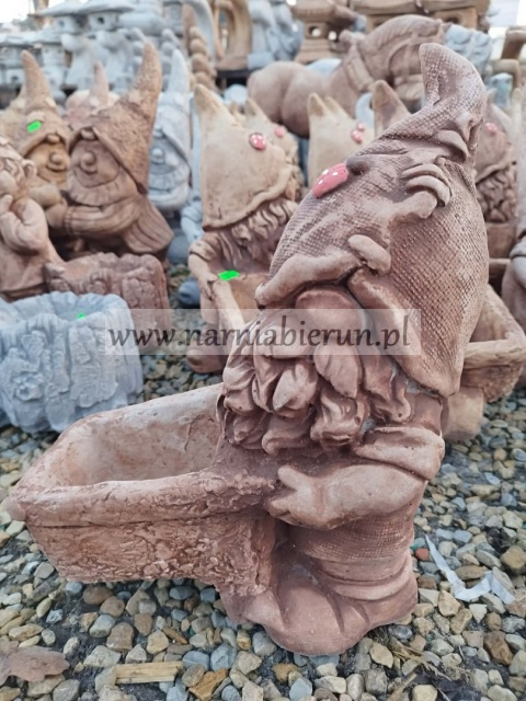 Figurka ogrodowa betonowa SKRZAT KRASNAL Z TACZKĄ 36 cm.