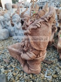 Figurka ogrodowa betonowa SKRZAT KRASNAL Z TACZKĄ 36 cm.