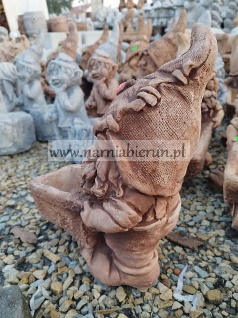 Figurka ogrodowa betonowa SKRZAT KRASNAL Z TACZKĄ 36 cm.