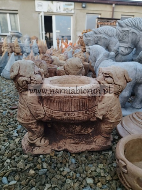 Figurka ogrodowa betonowa Skrzaty krasnale trolle niosące donicę