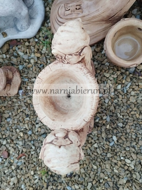 Figurka ogrodowa betonowa Skrzaty krasnale trolle niosące donicę