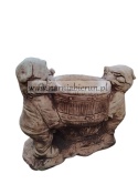 Figurka ogrodowa betonowa Skrzaty krasnale trolle niosące donicę