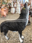 Figurka ogrodowa z żywicy WILK stojący wyjący 57 cm.