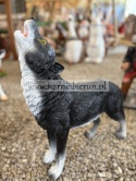 Figurka ogrodowa z żywicy WILK stojący wyjący 57 cm.