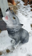 Figurka ogrodowa z żywicy WILK siedzący wyjący 57 cm.