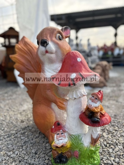 Figurka z żywicy Wiewiórka z krasnalami 65 cm.