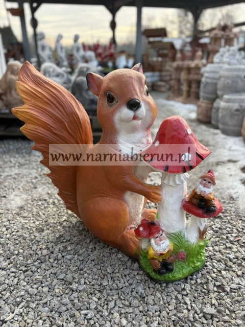 Figurka z żywicy Wiewiórka z krasnalami 65 cm.