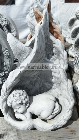 Figurka betonowa ANIOŁ w skrzydłach śpiący dzidziuś aniołek 40 cm.