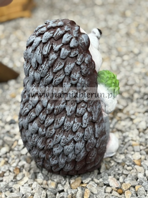 Figurka z żywicy Jeż Jeżyk z szyszką 32 cm.