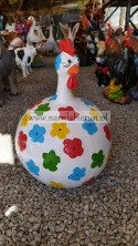 Figurka z żywicy KURA POMPOWANA okrągla kurka kulka w kwiaty kwiatki 57 cm.