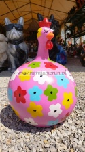 Figurka z żywicy KURA POMPOWANA okrągla kurka kulka w kwiaty kwiatki 57 cm.