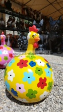 Figurka z żywicy KURA POMPOWANA okrągla kurka kulka w kwiaty kwiatki 57 cm.