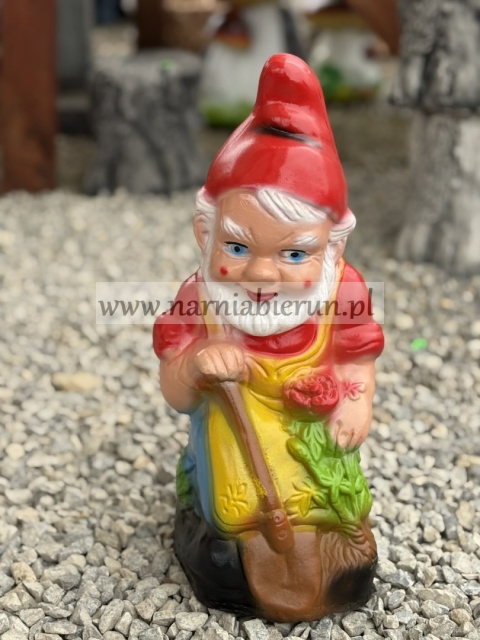 Figurka z żywicy Krasnal krasnoludek ogrodnik z łoptą i różą 37 cm.