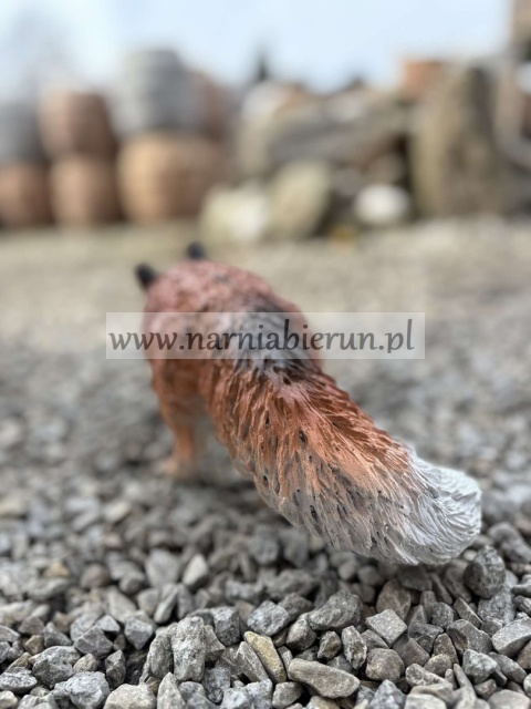 Figurka z żywicy Lisek lis stojący skradający się przyczajony 30 cm.