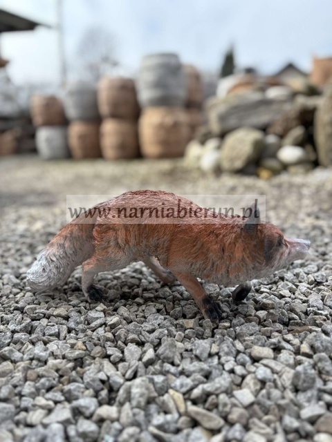 Figurka z żywicy Lisek lis stojący skradający się przyczajony 30 cm.