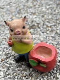 Figurka z żywicy Świnia Prosię Świnka z jabłkiem donicą donica 28 cm