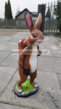 Figurka z żywicy Zając z koszykiem zajączek 64 cm.