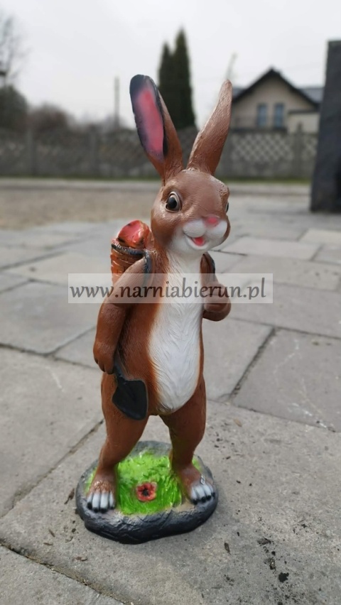 Figurka z żywicy Zając z koszykiem zajączek 64 cm.