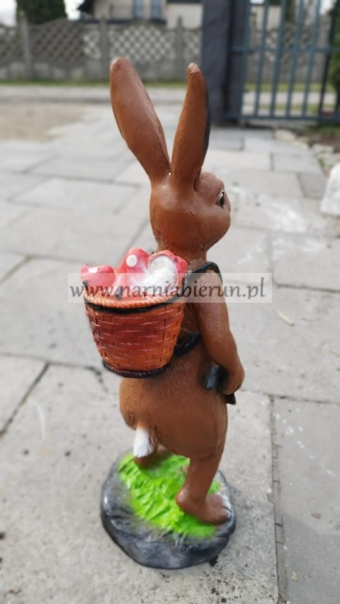 Figurka z żywicy Zając z koszykiem zajączek 64 cm.