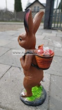Figurka z żywicy Zając z koszykiem zajączek 64 cm.