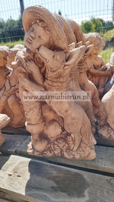 Figurka betonowa CHŁOPAK Z PSEM 45 cm.