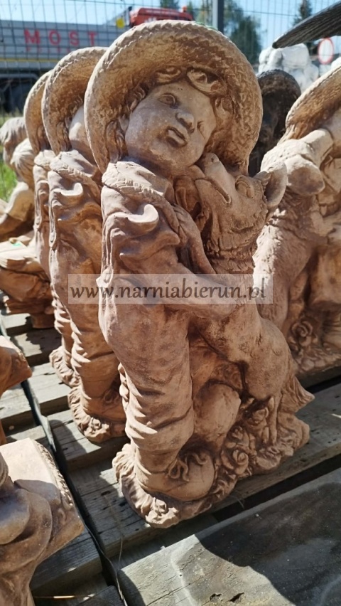 Figurka betonowa CHŁOPAK Z PSEM 45 cm.