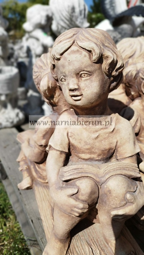 Figurka betonowa DZIECI na ławce 40 cm.