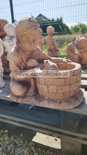 Figurka betonowa donica CHŁOPAK Z STUDNIĄ DONICA 37 cm.