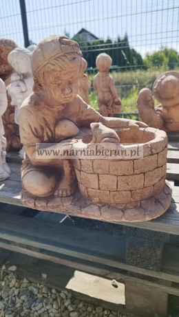 Figurka betonowa donica CHŁOPAK Z STUDNIĄ DONICA 37 cm.