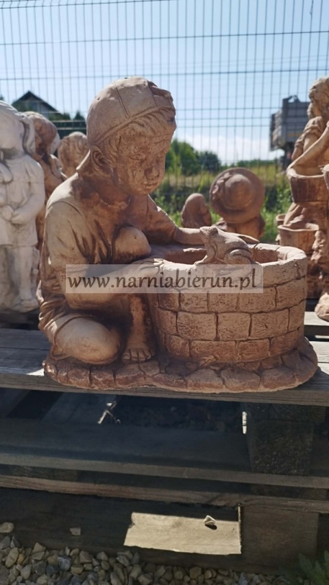 Figurka betonowa donica CHŁOPAK Z STUDNIĄ DONICA 37 cm.