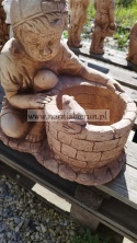 Figurka betonowa donica CHŁOPAK Z STUDNIĄ DONICA 37 cm.