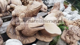 Figurka ogrodowa betonowa DONICA ŻABA Z DONICĄ 40 cm.