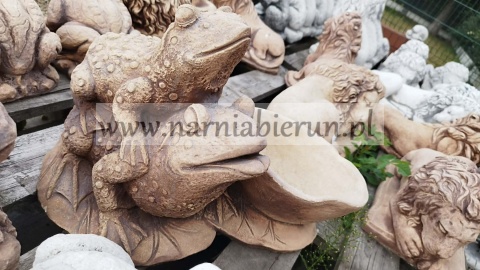 Figurka ogrodowa betonowa DONICA ŻABA Z DONICĄ 40 cm.
