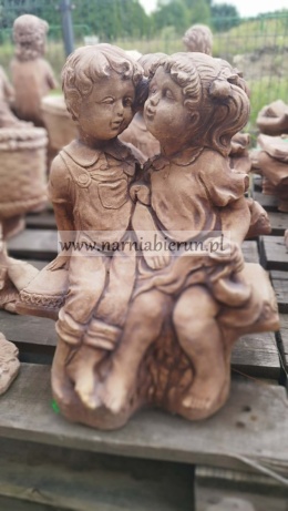 Figurka ogrodowa betonowa DZIECI NA ŁAWCE I 39 cm.