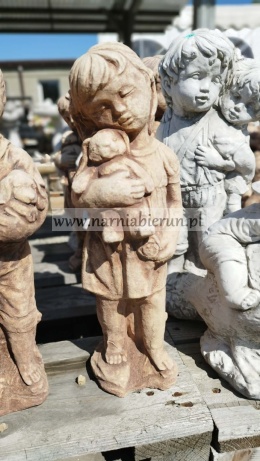 Figurka ogrodowa betonowa DZIEWCZYNKA Z MISIEM 41 cm.