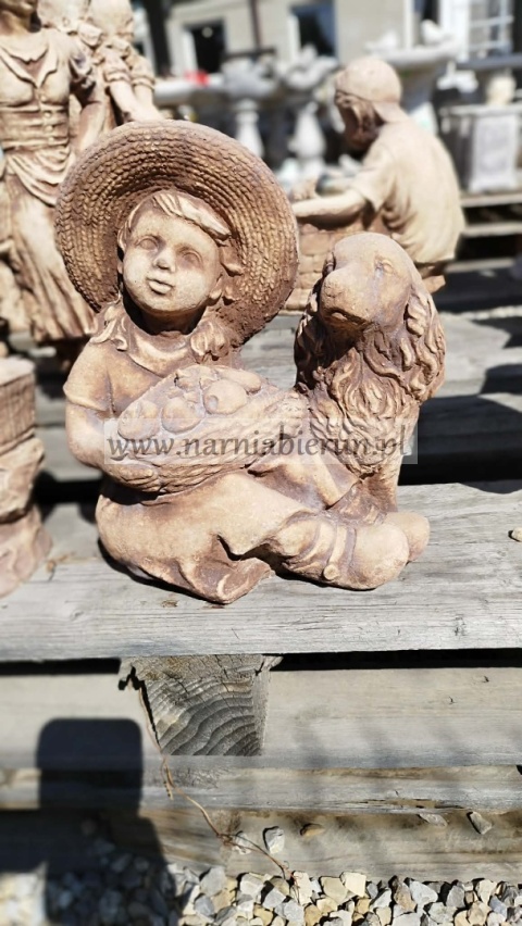 Figurka ogrodowa betonowa Dziewczynka z psem 31 cm.