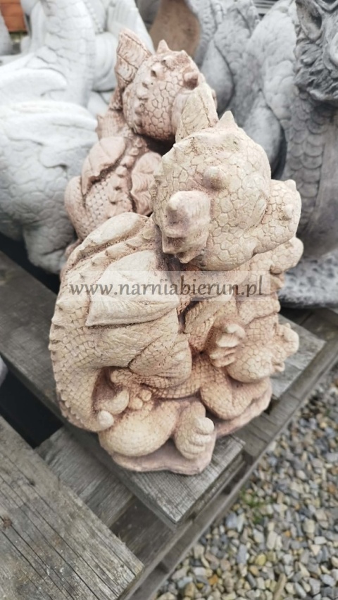 Figurka ogrodowa betonowa SMOCZA RODZINA SMOK 28 cm.