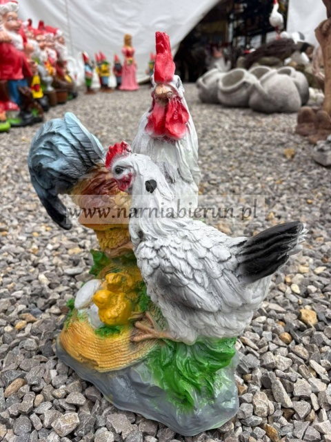 Figurka ogrodowa z żywicy Rodzinka kur KURA I KOGUT Z KURCZAKAMI 40 cm.