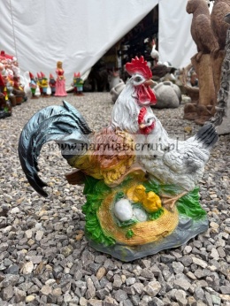 Figurka ogrodowa z żywicy Rodzinka kur KURA I KOGUT Z KURCZAKAMI 40 cm.