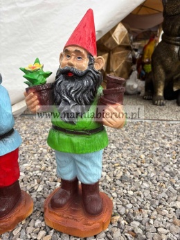 Figurka z żywicy Krasnal krasnoludek z doniczkami i kwiatkiem 50 cm.